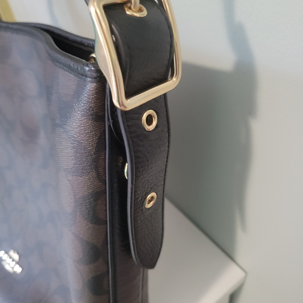 Large Coach signature duffle crossbody purse - Picture 3 of 13